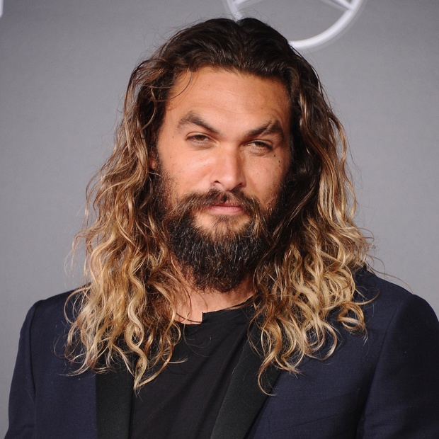 ahora_entendemos_por_que_jason_momoa_no_se_va_a_cortar_el_pelo_9417_620x620.jpg