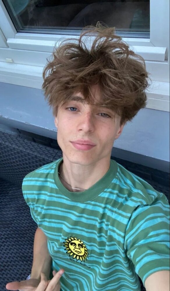 attractive-people-can-get-away-with-shitty-***-haircuts-v0-bvzz8rwahwec1.jpg