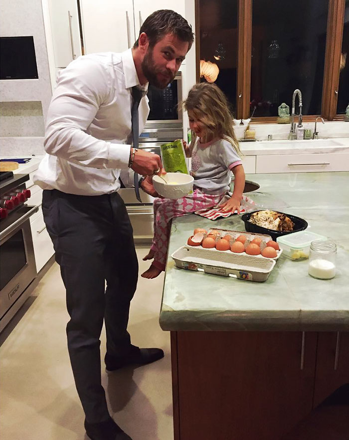 best-dad-ever-chris-hemsworth-thor-1-589ae914a943c__700.jpg