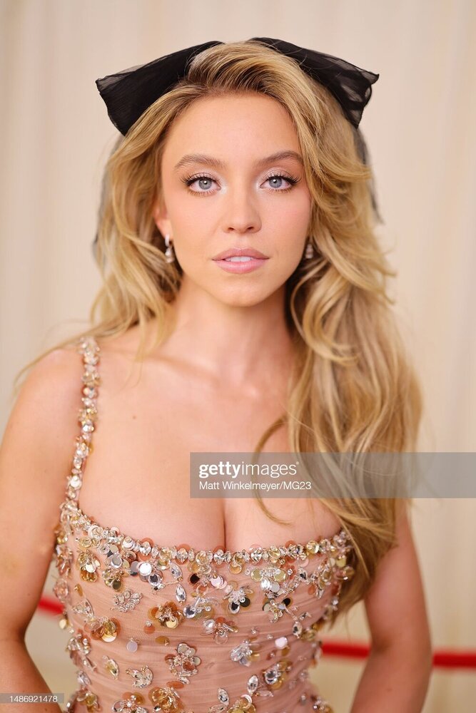 brating-karl-lagerfeld-a-line-of-beauty-red-carpet.jpg