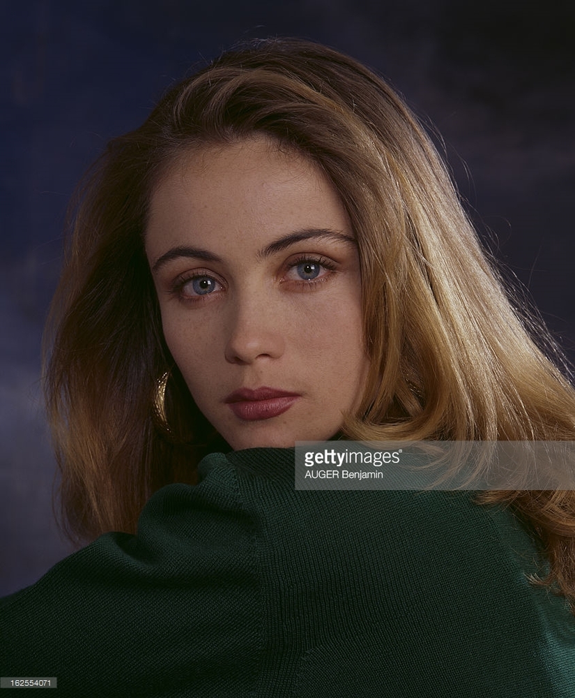 emmanuelle-bart-poses-in-studio-en-france-le-10-novembre-1986-de-la-picture-id162554071.jpg