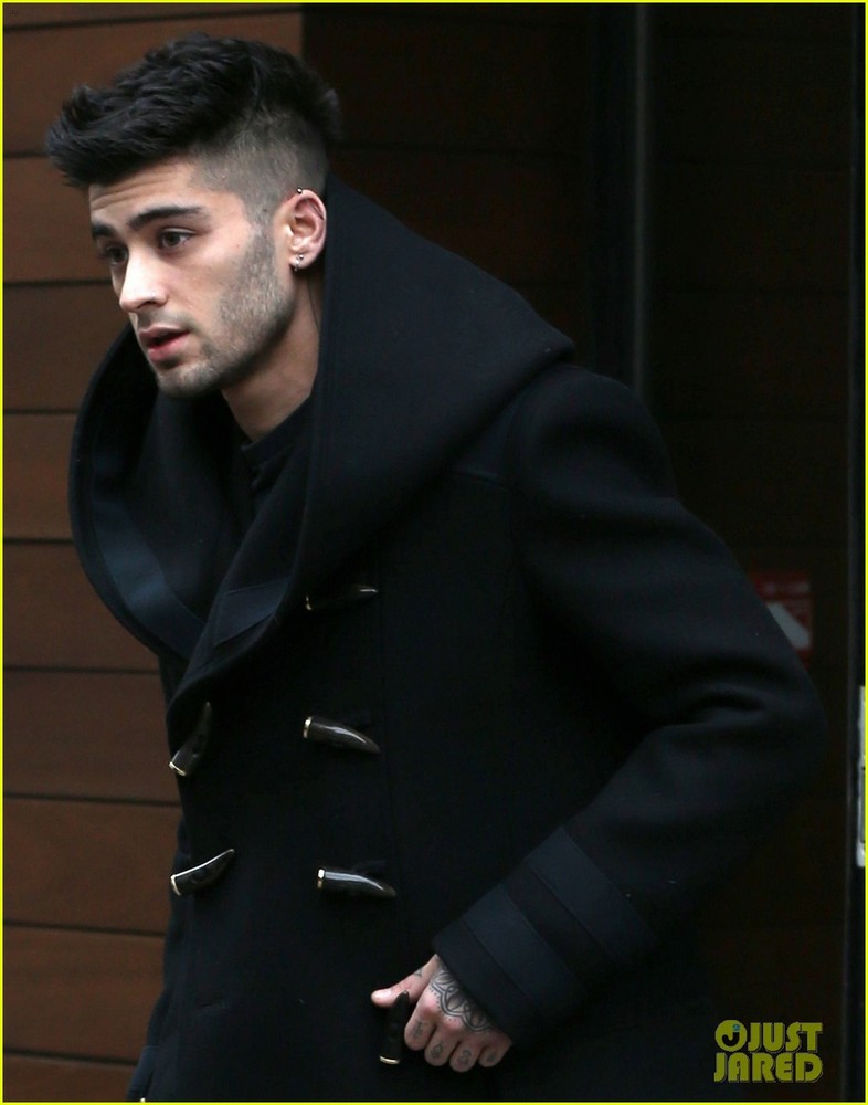 gigi-hadid-and-zayn-malik-hang-out-at-her-nyc-apartment-03.jpg