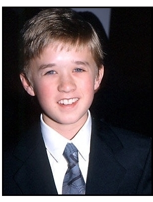 haley-joel-osment-at-the-2000-hollywood-reporter-youngstar-awards_385179-304x400.jpg