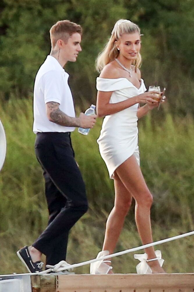 hbz-justin-bieber-hailey-baldwin-rehearsal-backgrid-1569873680.jpg