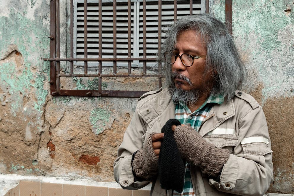 ho-homeless-showing-signs-serious-stress-256704030.jpg
