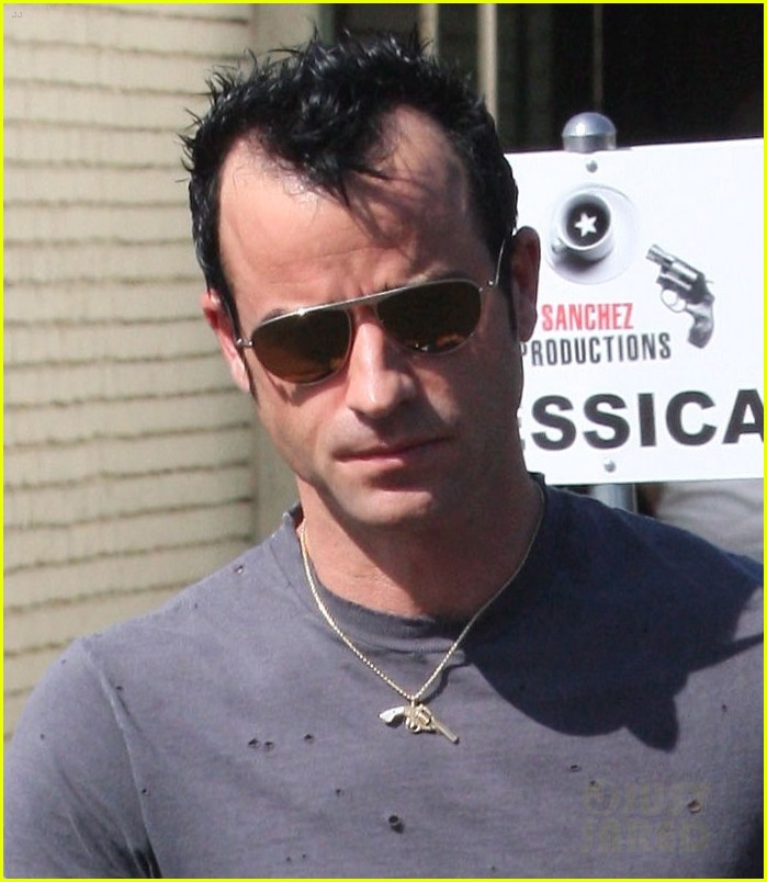 justin-theroux-gun-necklace-03.jpg