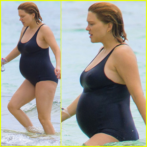 lea-seydoux-shows-off-baby-bump-on-the-beach.jpg