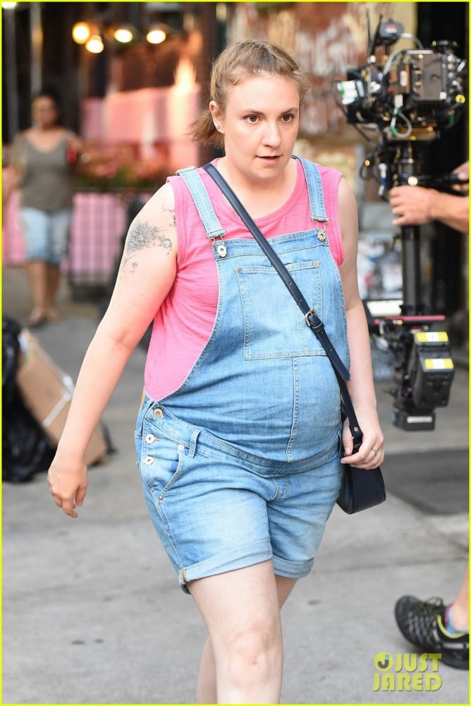 lena-dunham-sports-fake-baby-bump-on-girls-set-04.jpg