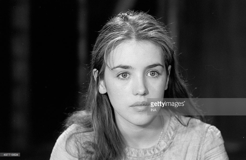 portrait-of-the-actress-isabelle-adjani-during-the-shooting-of-ondine-picture-id497718634.jpg