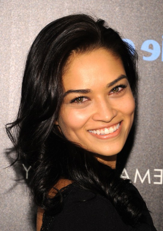 Shanina-Shaik-Medium-Black-Wavy-Curly-Hairstyle-for-Women.jpg