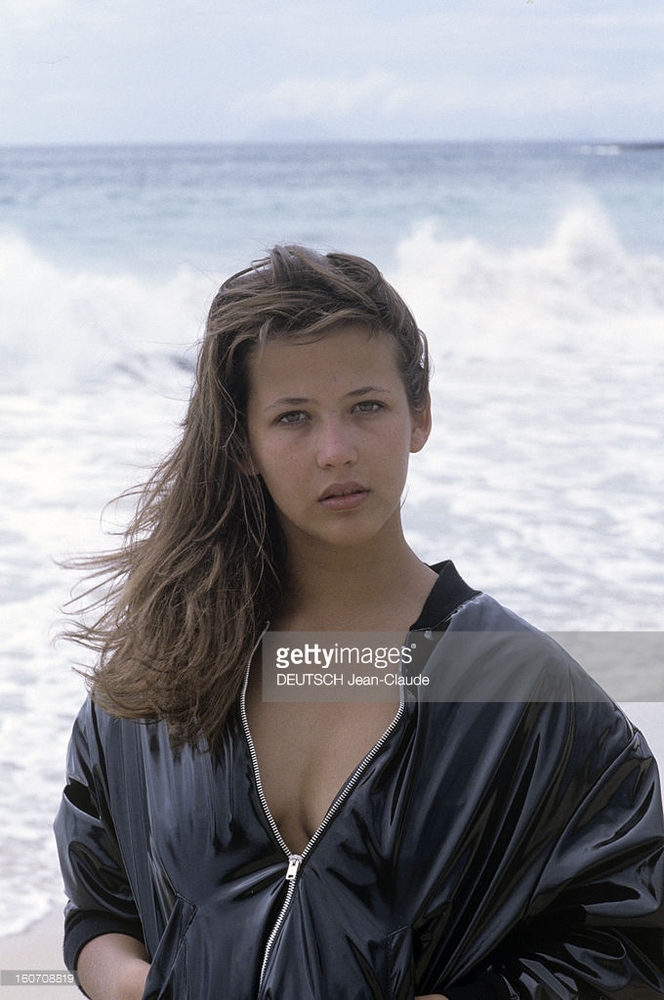 sophie-marceau-on-holiday-in-saintbarthelemy-saintbarthlmy-13-mars-picture-id160708819.jpg