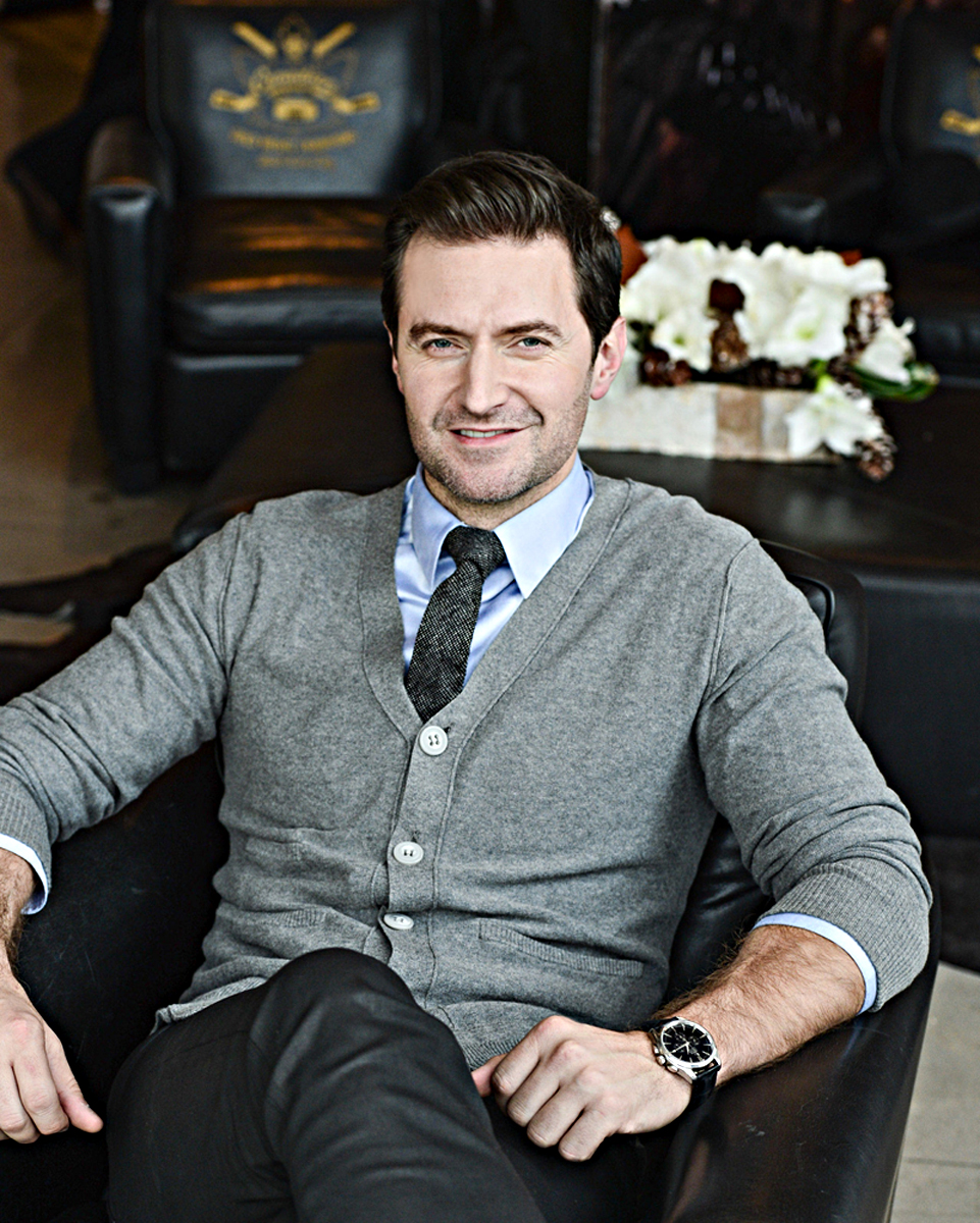 rootscanada2012-richardarmitage04-smilingsittingjun1513ranet.jpg