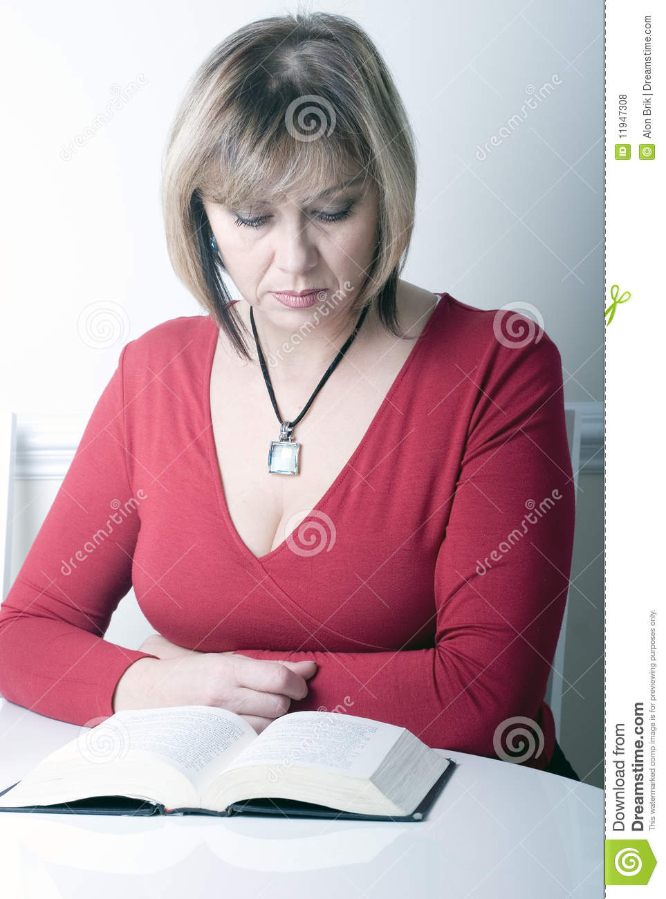 beautiful-attractive-middle-age-woman-reading-11947308.jpg